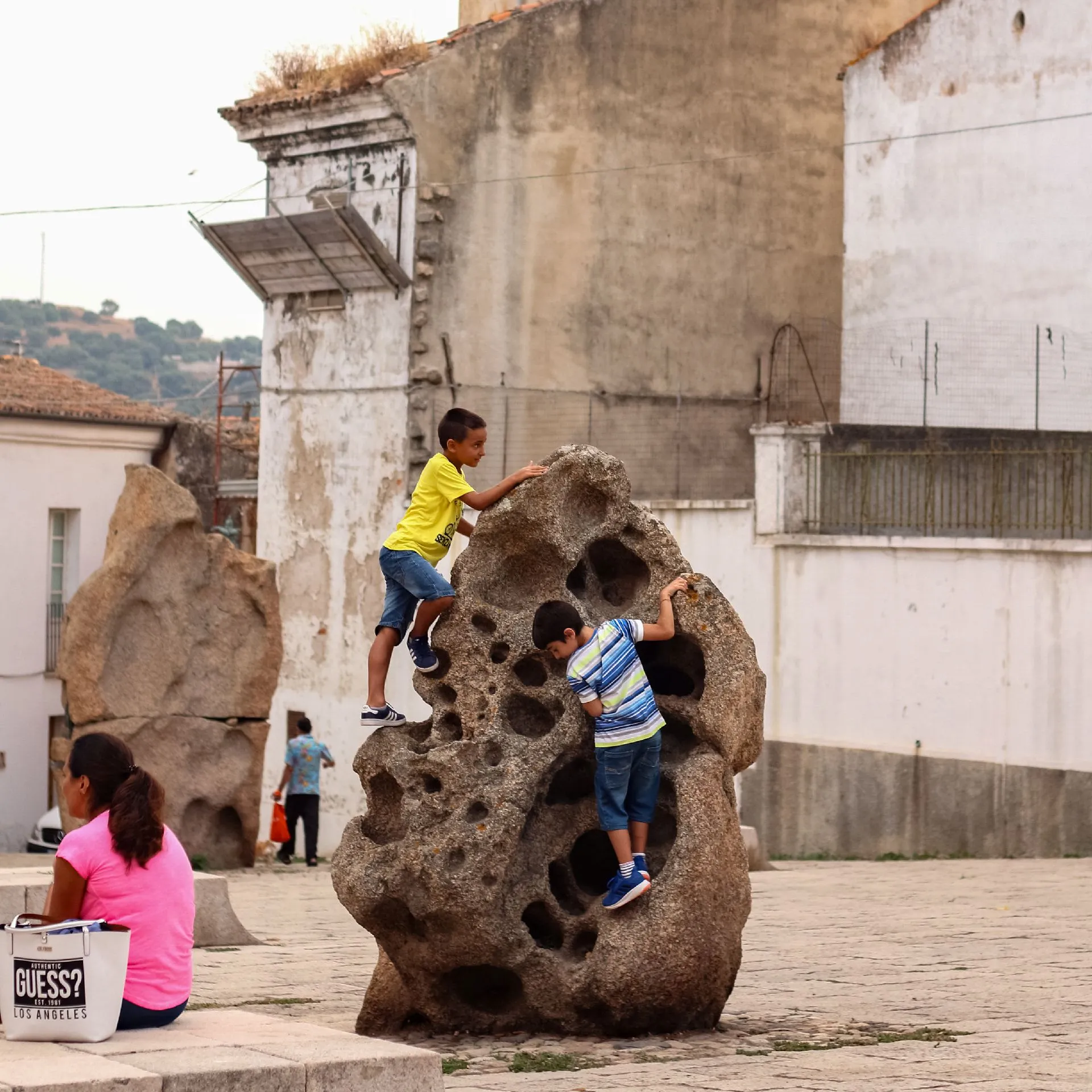 bimbi-giocano-piazza-satta-nuoro-1-1.webp