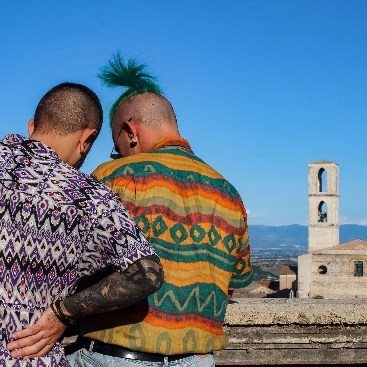 ragazzi-con-camicia-fantasia-perugia-1-1.webp